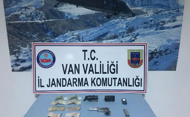 Van'da terör şüphelisi tabancayla yakalandı