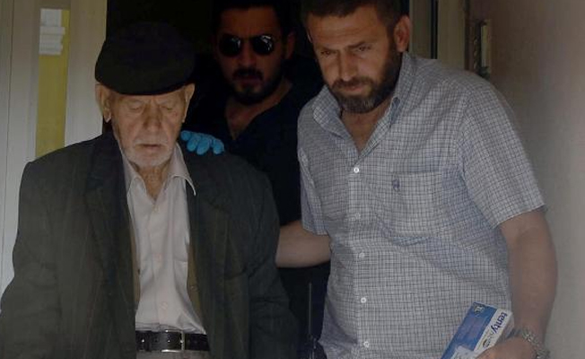81 yaşındaki eşini keserle öldürdü