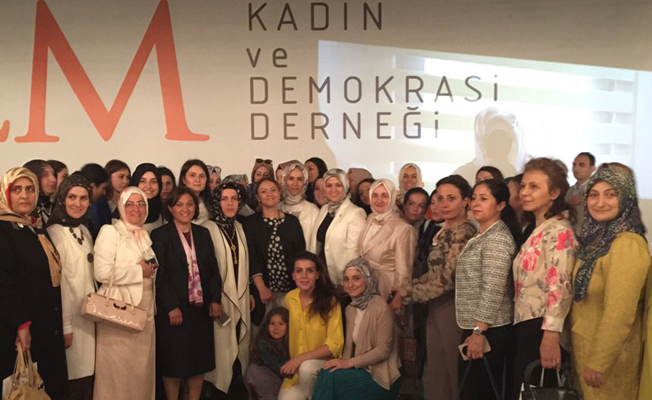 'Kadınlar oy kullanırken ideolojisi farklı olsa da hemcinslerine öncelik veriyor'