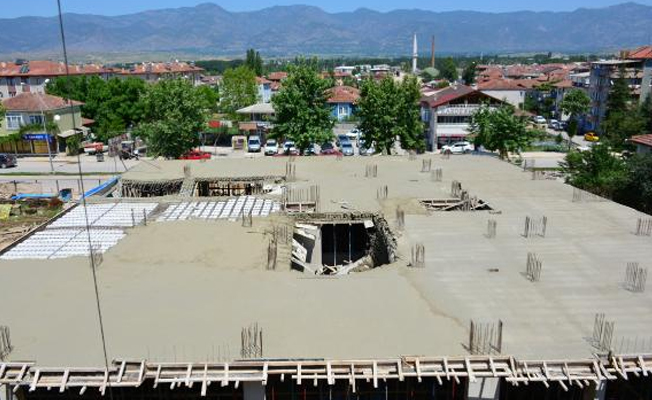 Beton dökülen inşaat çöktü.. Yaralılar var