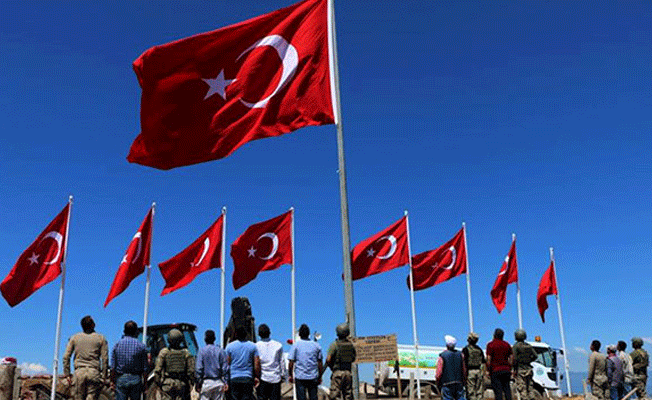 9 Türk bayrağı 9 şehit verilen tepeye dikildi