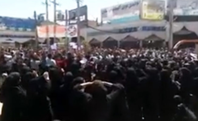 İran karıştı! Dün gece başlayan protestolarda ölü ve yaralılar var