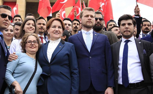 Akşener gençlerle birlikte Ata'nın huzurunda