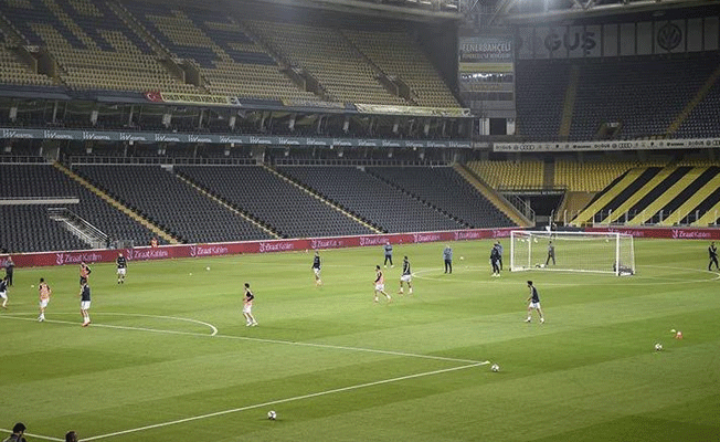Fenerbahçe tribünlerinden futbolculara protesto!