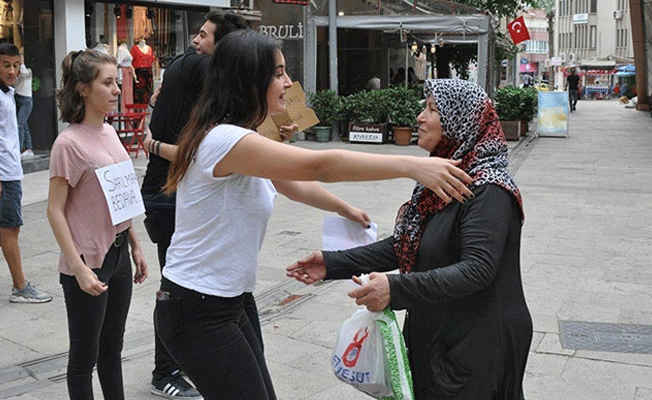 Öğrencilerden: ‘Sarılmak bedava’ eylemi