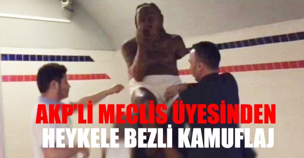 AKP'li belediye meclisi üyesi İzmir metrosundaki heykeli bezle kapattı