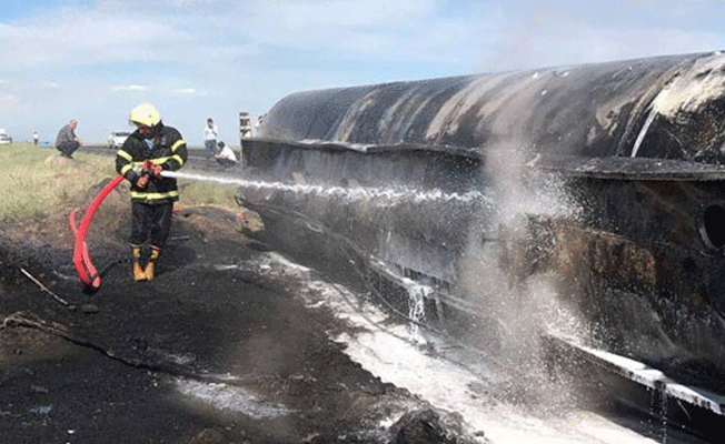 Şarampole yuvarlanan petrol yüklü tanker alev alev yandı