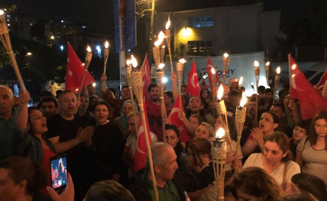 Gazi Mahallesi'de meşaleli ve bayraklı 19 Mayıs yürüyüşü
