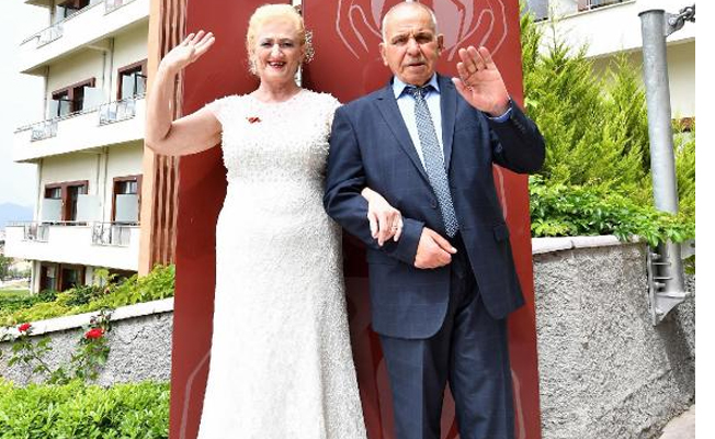 İzmir'de 'huzurevi aşıkları' nikah masasına oturdu