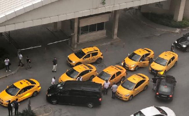 UBER aracının önü 7 taksi şoförü tarafından kesildi iddiası!