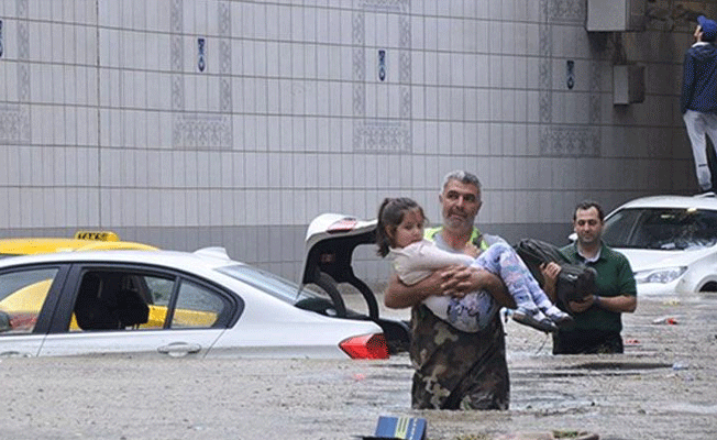 İşte Başkent'in kahramanı! Mahsur kalanları tek tek omuzunda kurtardı