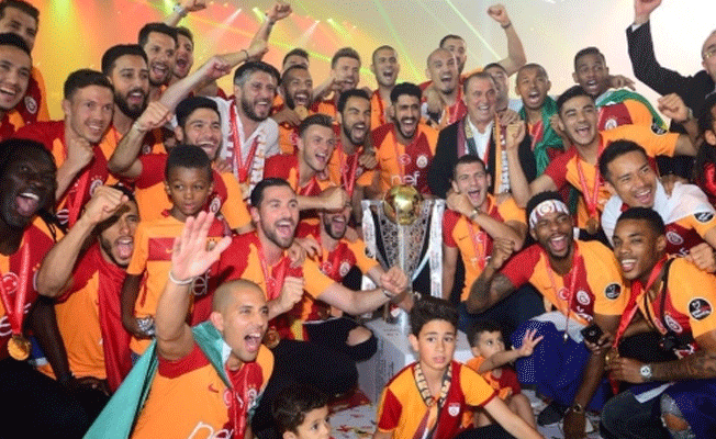 Şampiyon Galatasaray kupayı kaldırdı!
