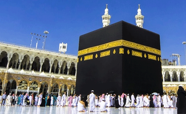 Kabe'de vinç devrildi: 1 yaralı