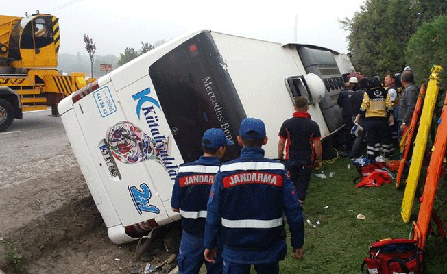 Kütahya'da yolcu otobüsü devrildi: Ölü ve yaralılar var