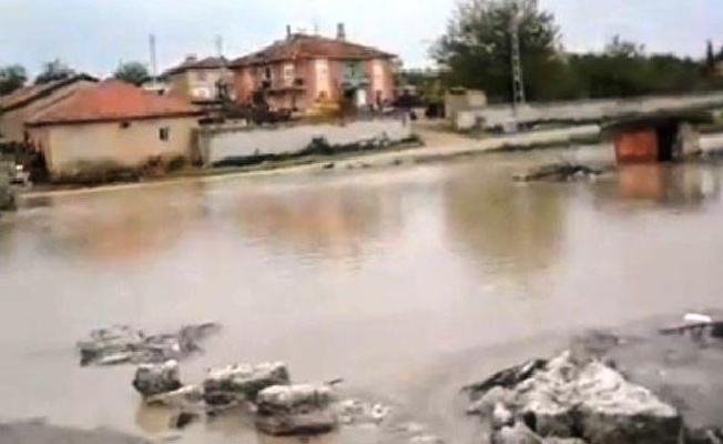 Kırşehir'de sağanak ve dolu ekili alanlara zarar verdi