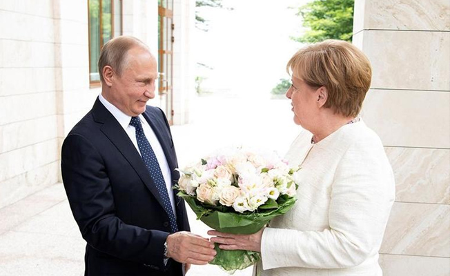 Putin'in verdiği çiçek Almanya'da kriz çıkardı