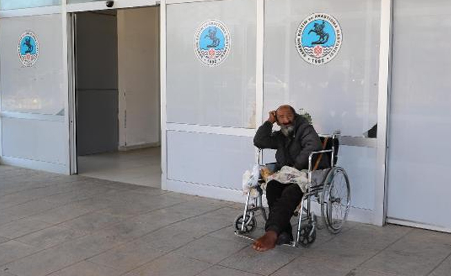 15 gündür tekerlekli sandalye üzerinde hastanede önünde kalıyor