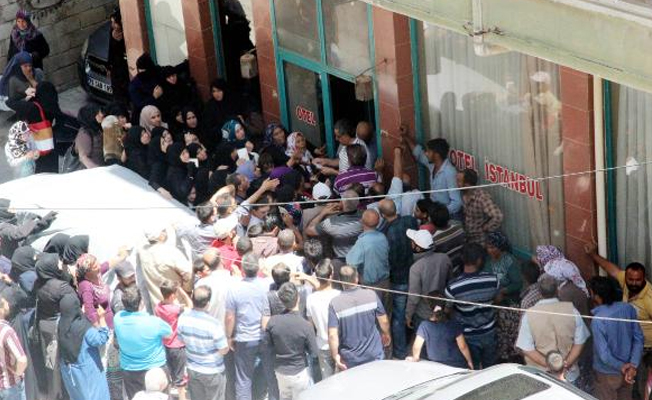 Kilis'te 50 TL'lik gıda yardımı izdihamı
