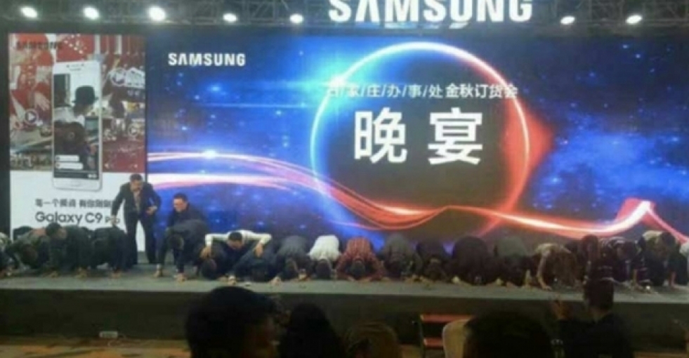 Samsung yöneticileri diz çöküp özür diledi