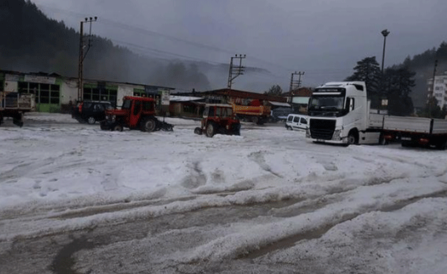 15 dakika yağan dolu ilçeyi beyaza bürüdü