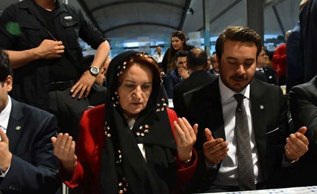 Akşener pazarda halkla birlikte iftarını açtı