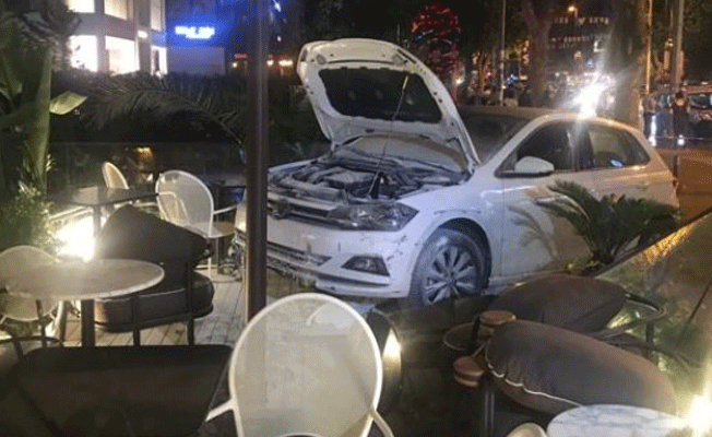 Kontrolden çıkan otomobil kafenin bahçesine girdi