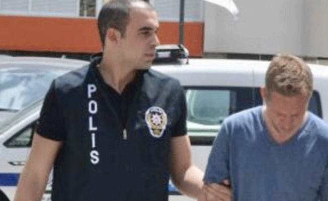 Türk bayrağını indirmeye çalışan 2 şüpheli tutuklandı
