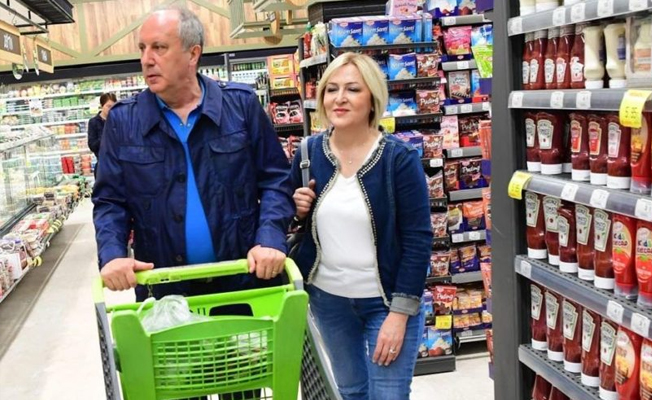 İnce eşiyle birlikte market alış-verişinde