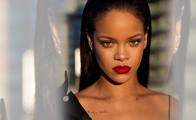 Rihanna iç çamaşırlı paylaştı, Türkçe yorum şaşırttı