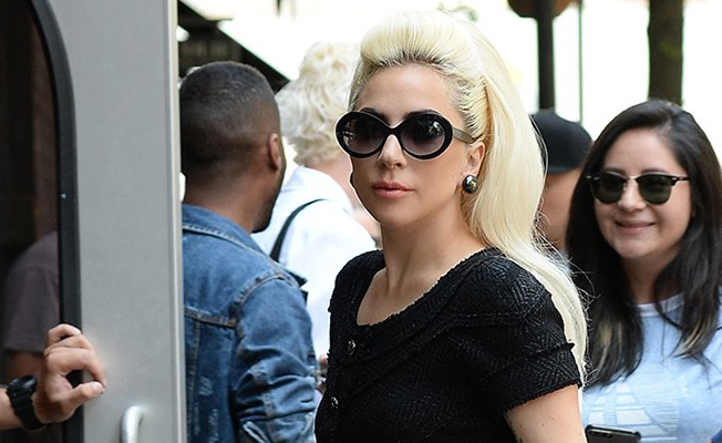 Siyah mini elbiseli Lady Gaga şaşırttı