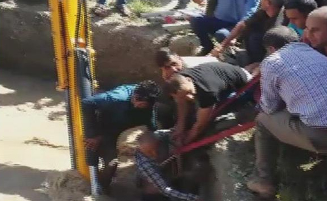 Sulama kanalına düşen çiftçiyi böyle kurtardılar
