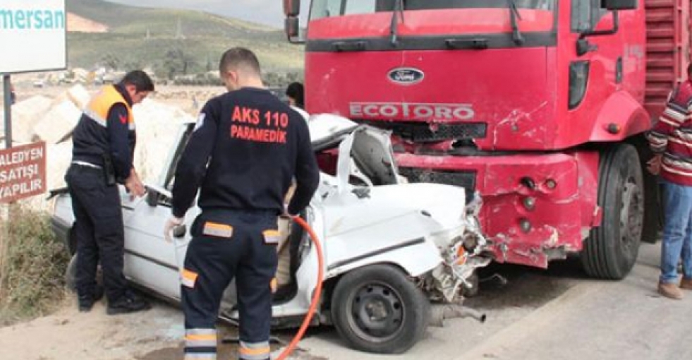 İzmir'de TIR otomobille çarpıştı: 4 ölü