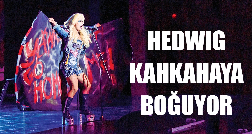 Hedwig kahkahaya boğuyor