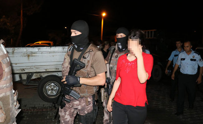 Kız arkadaşını evden attı, kapıyı kendi üzerine kilitledi