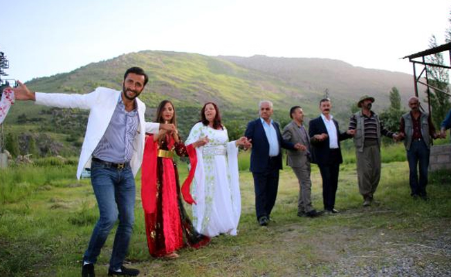 Fransa'dan gelen çift, Kato Dağı'nda zılgıtlar eşliğinde balayı yaptı