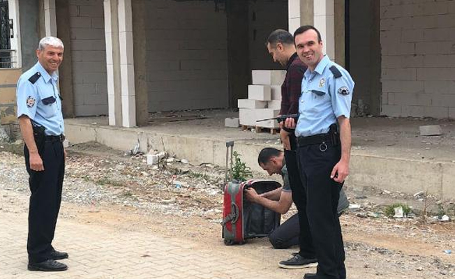 Şüpheli valizi açan sivil polis bakın neyle karşılaştı