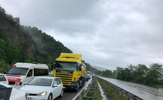 Karadeniz Sahil Yolu'nda ulaşım durdu