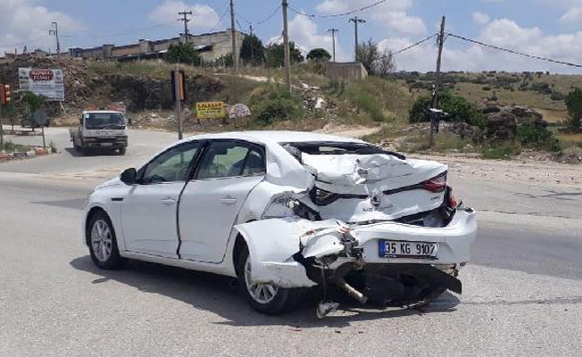 Kırmızı ışıkta bekleyen otomobile kamyon çarptı