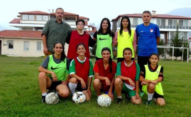 Erken evliliğe karşı kız futbol takımı kurdu