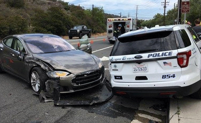 Tesla'nın otomotik pilotu polis aracına çarptı