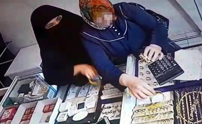 20 saniyede 9 bin 500 liralık altın bilezikleri çaldılar