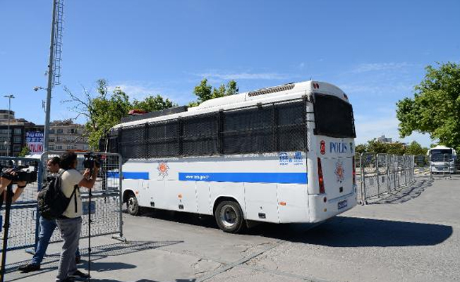 Taksim'de Gezi Parkı boşaltıldı, yollar kapatıldı