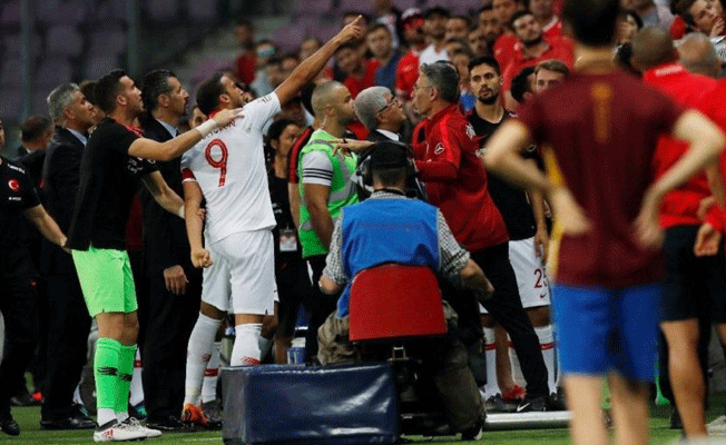 Cenk Tosun çıldırdı! Kırmızı kart gördü...