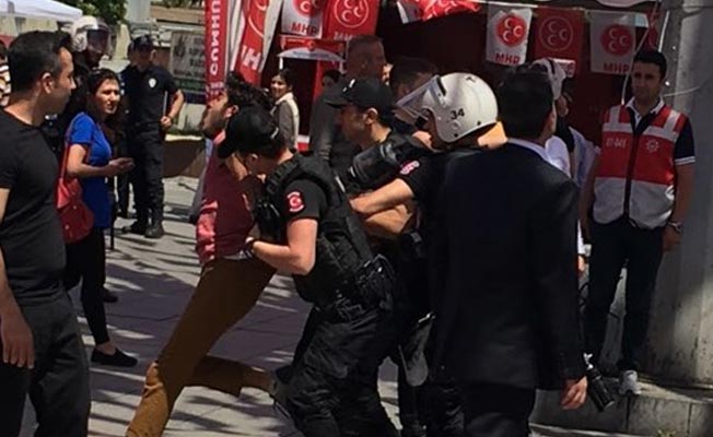 Bakırköy'de polis CHP standlarına saldırdı... Çok sayıda gözaltı var!