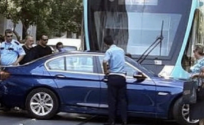 İzmir'de tramvay ile otomobil çarpıştı