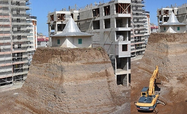 Türbe denerek yıkılmadı, inşaatın ortasında kaldı