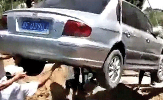 Otomobiliyle birlikte toprağa gömüldü