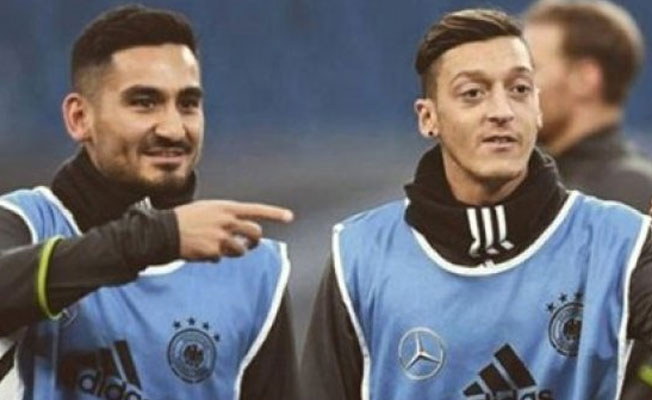 Taraftarlardan Özil ve Gündoğan'a protesto
