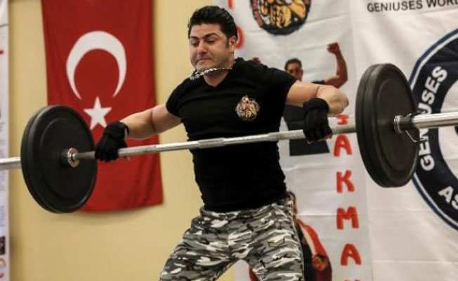 Fictief uitzetten verlichten Türk sporcu bir saatte dünya rekoru kırdı