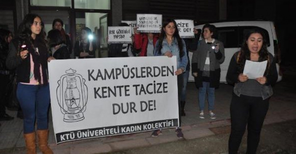 Kız öğrencilerden el fenerli taciz eylemi